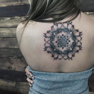  Tatouage mandala sur le haut du dos